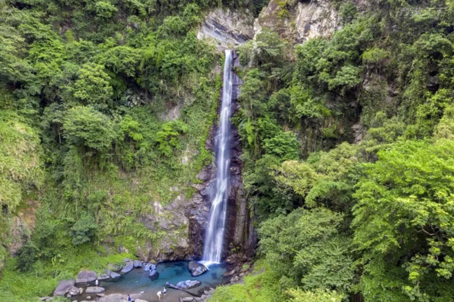 南安瀑布落差约50公尺，瀑布底部玩水清凉。（图/ 行遍天下）