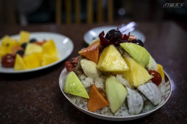 东美冰菓室招牌黑糖水果冰，满满一大盘只要80元。（图/ 行遍天下）