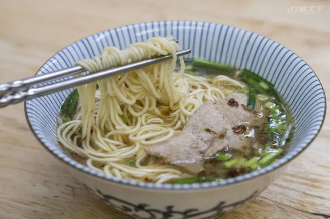 被称为台式日本拉麵的玉里麵，像油麵却又不是油麵。（图/ 行遍天下）