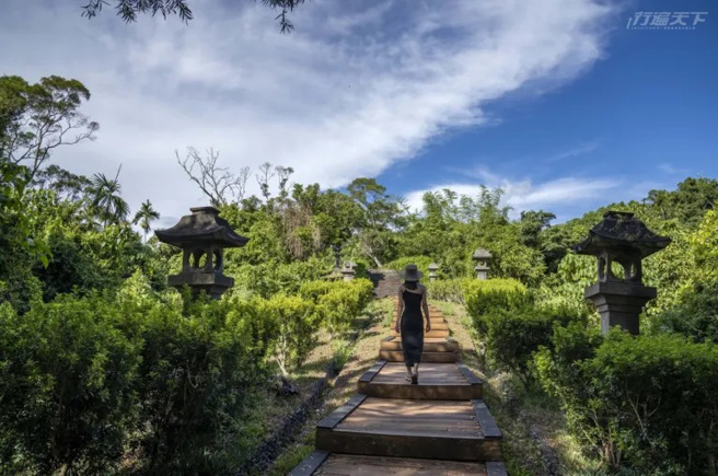 玉里神社属于县定古蹟，主体建筑已损毁，剩下鸟居及参道石灯笼。（图/ 行遍天下）