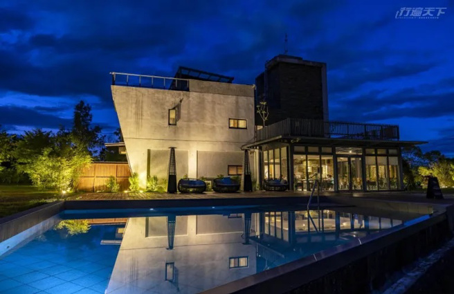 藏身于柚子园中的松邑庄园，泳池为无加氯的山泉水。（图/ 行遍天下）