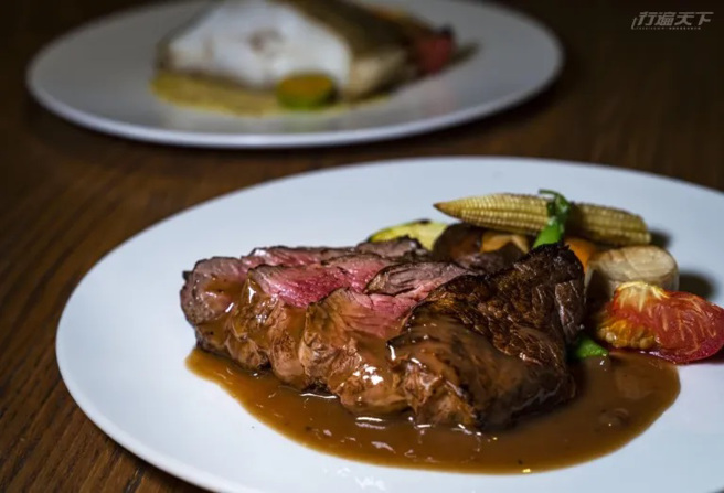 山野间也能享用高品质红酒黑胡椒牛排。（图/ 行遍天下）