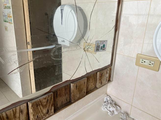 台北市议员陈怡君踢爆，南港公园厕所镜子破裂都无人修缮。（议员陈怡君提供）