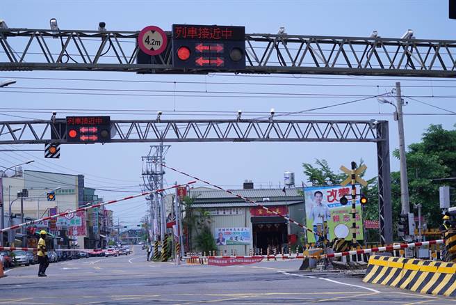 位在彰化县大村乡中正西路的平交道，已经从8日卡到现在，现场将近20位台铁人员抢修，稍早约莫12点10分左右，栅栏突然升起，原本大家以为已经抢通，栅栏又马上降了下来，仅仅通车不到1分钟时间。（吴建辉摄）