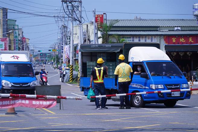 辛苦的警察人员、台铁人员疏导交通为民眾指引明路，提供绕路的方向，从8日一路站岗到现在。（吴建辉摄）