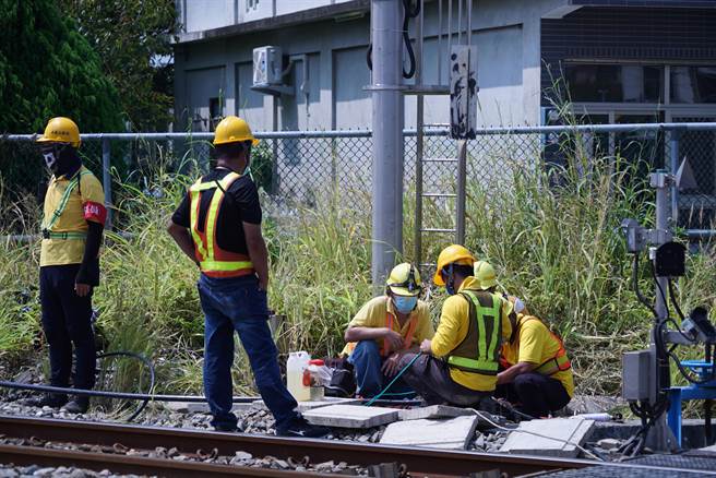 台铁派人抢修超过48小时仍未抢通，影响超过4.7万旅客。（吴建辉摄）