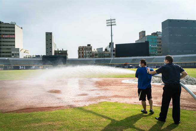 新竹棒球场持续改善中，增设专用快速接头阀 （QCV）接大口径消防水带手动喷灌。（新竹市政府提供／王惠慧新竹传真）