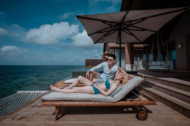 夫妻俩到马尔地夫享受阳光。（博海旅行社／绿摄影像提供）