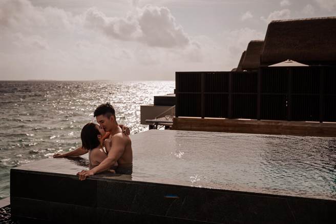 夫妻俩到哪都沉浸在粉红泡泡之中。（博海旅行社／绿摄影像提供）