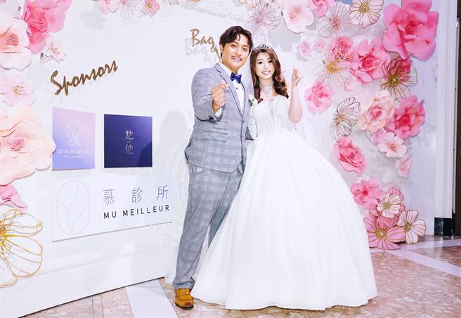 包伟铭（左）跟老婆刘依纯（右）今出席儿子包庭政（左2）婚礼。（罗永铭摄）