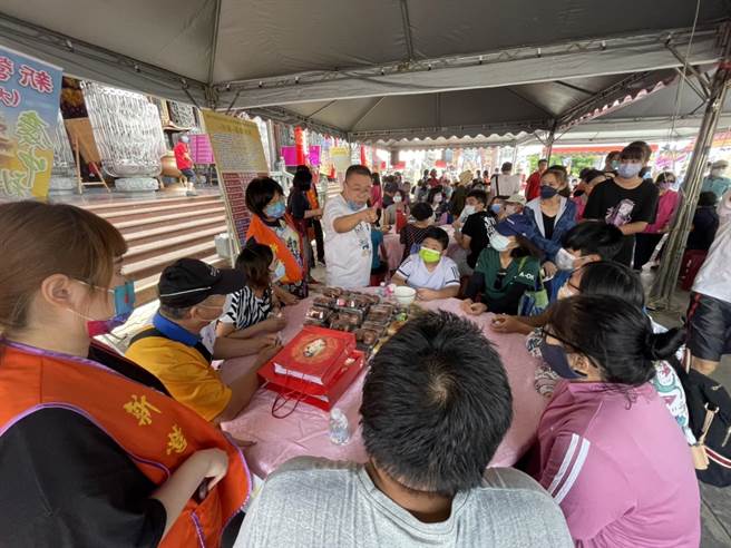 台南新营大庙济安宫在今日办理「博状元饼」活动，吸引上千民眾参加。（李俊淇摄）