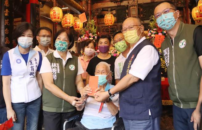 今眾多新港奉天宫妈祖契子女齐聚奉天宫向妈姐婆请安，包括最资深、高龄105岁的人瑞林福来也不缺席，庙方还送上红包祝他平安健康。（吕妍庭摄）