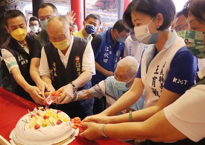 今眾多新港奉天宫妈祖契子女齐聚奉天宫向妈姐婆请安，包括最资深、高龄105岁的人瑞林福来缺席跟大家一起切蛋糕。（吕妍庭摄）