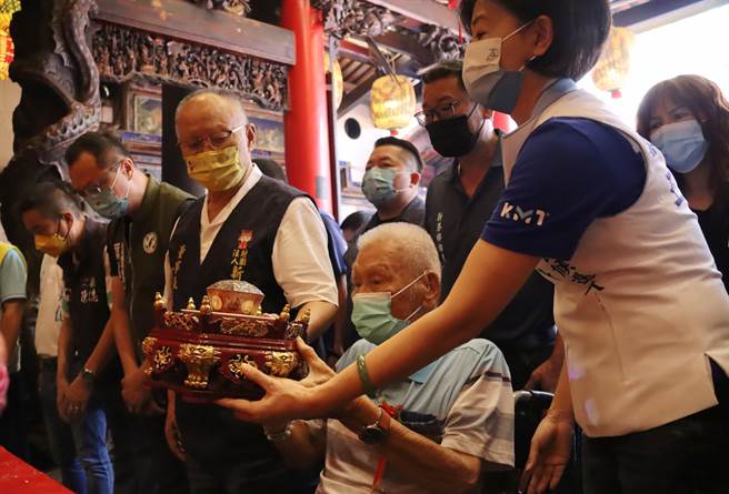 今眾多新港奉天宫妈祖契子女齐聚奉天宫，包括最资深、高龄105岁的人瑞林福来也不缺席，代表向妈祖婆请安。（吕妍庭摄）