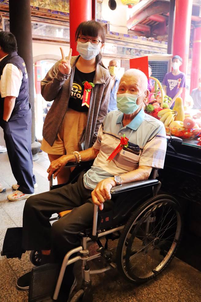 林福来和相差近90岁，同样是妈祖契子女，今年16岁的曾孙女一同回到奉天宫。（吕妍庭摄）