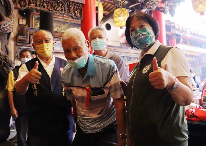 林福来高龄105岁，平日多半自行行走运动，十分硬朗。（吕妍庭摄）