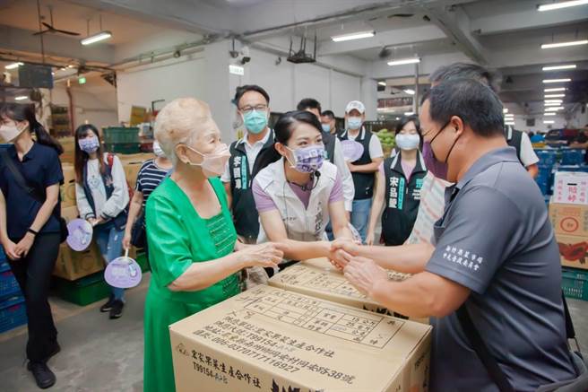 民眾黨新竹市長參選人高虹安（中）10日凌晨，在柯媽何瑞英（左）陪同下赴果菜市場掃街拜票。（高虹安團隊提供／王惠慧新竹傳真）