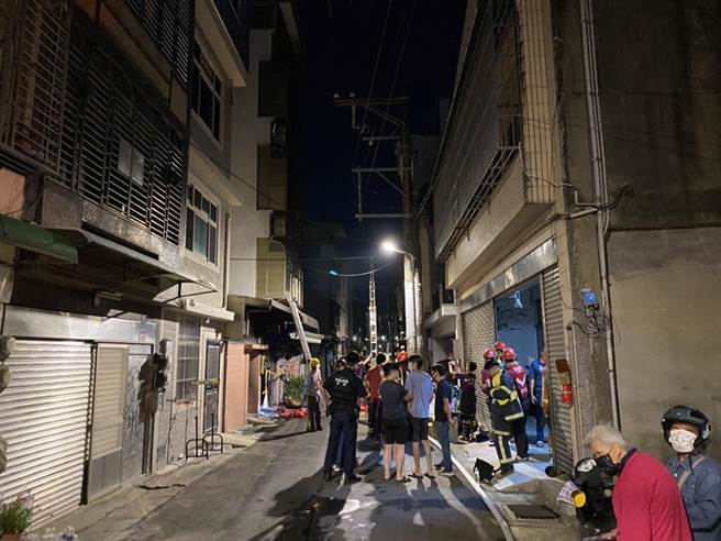 桃园中坜一栋住宅昨晚发生火警，吓得附近邻居余悸犹存。（蔡明亘摄）