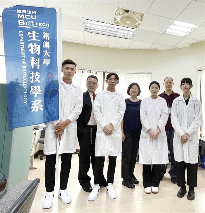 铭传大学生科系学生廖家妤、邓进男、王昱璇、陈韦华，在老师陈奕伸的指导下，进行分离并分析蜜蜂肠道的乳酸菌种类，成功在蜜蜂肠道发现新种乳酸菌。(铭传大学提供／李侑珊台北传真)