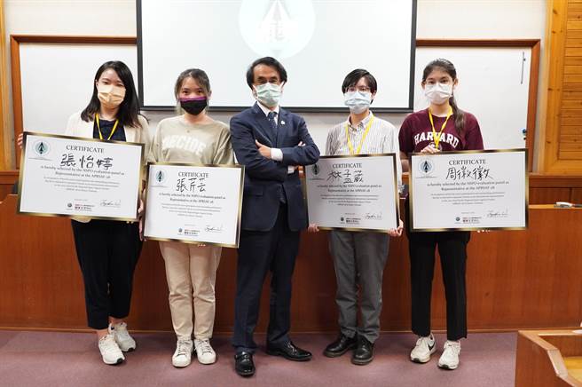 「太空事務青年選訓計畫」選訓結果於近日出爐，周徽徽、林孟葳、張芹芸、張怡婷的太空報告脫穎而出，將在11月將前往越南河內參加第28屆「亞太區域太空組織論壇」（APRSAF）年會。(國研院提供／李侑珊台北傳真)