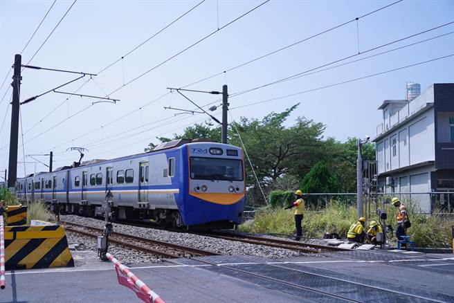 中秋连假开始，台铁彰化路段发生计轴器、电缆故障，台铁派人抢修超过48小时仍未抢通，影响超过4.7万旅客。（吴建辉摄）