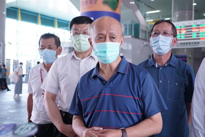10日下午交通部政务次长胡湘麟（中）、铁路局长杜微（左２）等下乡彰化视察并说明。（吴建辉摄）