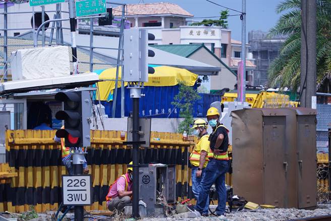 台铁请西门子等业界专家到现场协助，发现主要造成号志信号传送异常，早上有更换相关设备，也曾经运行一段时间，但后来马上又故障。（吴建辉摄）