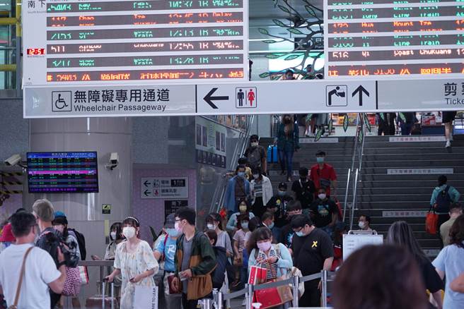 三天过去了，彰化、员林等车站依旧人潮满满，误点情况不减，交通号志依旧响不停。（吴建辉摄）