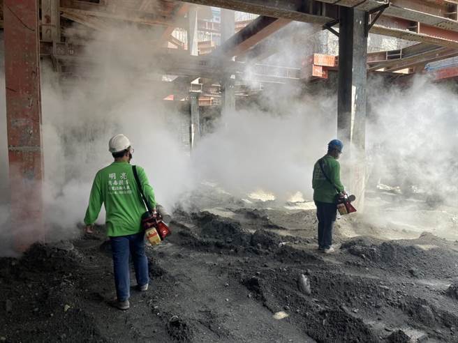 高雄市針對前鎮區瑞豐里等警戒範圍13里，展開擴大疫調採檢、孳生源清除、緊急噴藥等防治工作。（高市衛生局提供／楊舒婷高雄傳真）