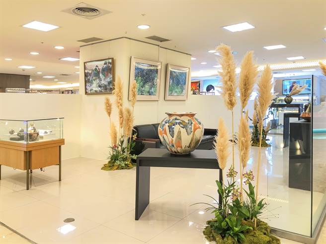 太平洋百货举行「花语茶藏艺术联展」，让贵妇购物也能来场艺术飨宴。（丰原太平洋百货提供／陈淑娥台中传真）