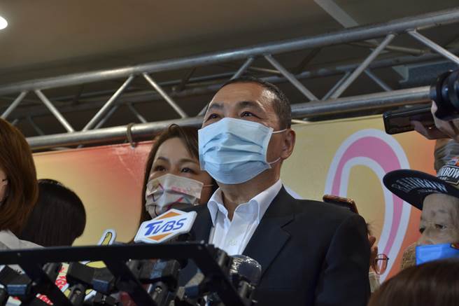 纳豆的舅舅、新北市长侯友宜今受访，被问及是否与纳豆一起过中秋，他表示，纳豆现在仍然不屈不饶，仍在復健中。（蔡雯如摄）