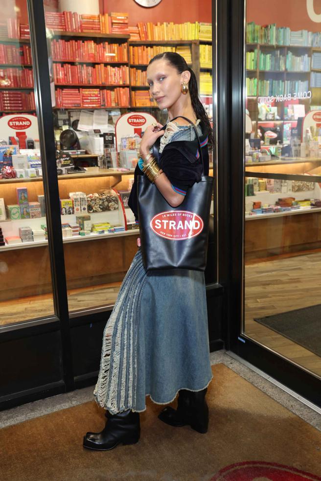 超模贝拉哈蒂得出席BV创意总监Matthieu Blazy于The Strand二楼举办的私人晚宴，也不忘为品牌新推出的限量包款制造流量。（CFP）