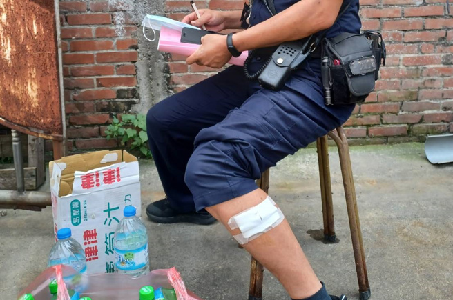 员警前往现场调查却意外遭狗狗咬伤。(民眾提供)