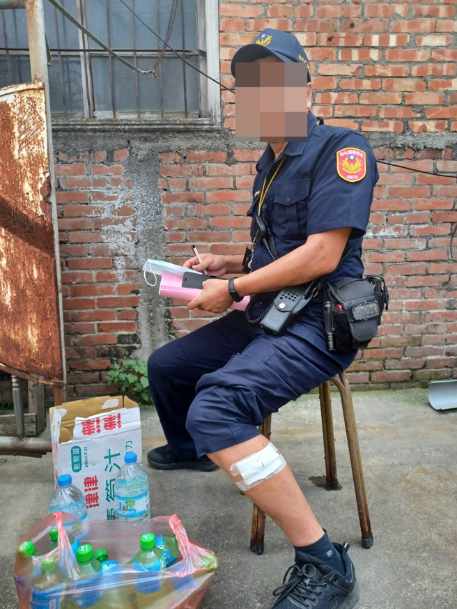 员警前往现场调查却意外遭狗狗咬伤。(民眾提供)