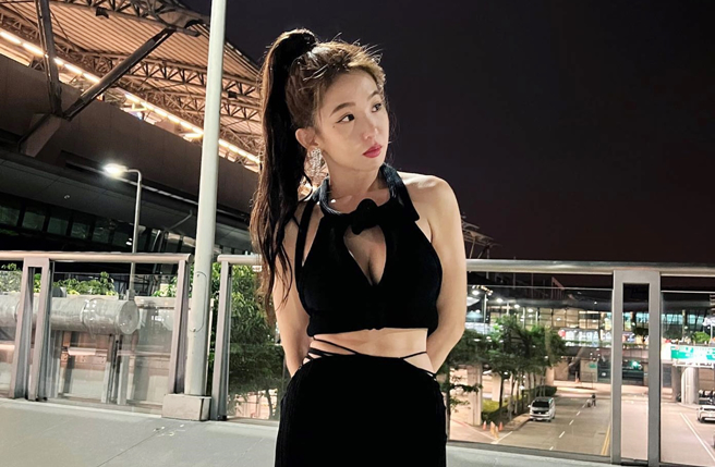 瑶瑶衣服正面开洞秀好身材。（图／翻摄自yaokuo IG）