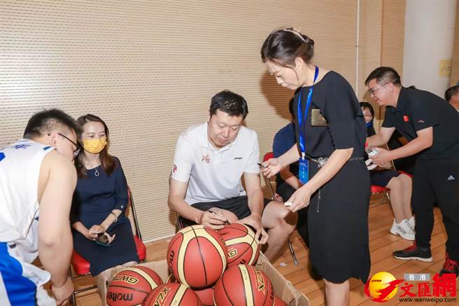 兩岸青年籃球友誼賽在京舉行，圖為王治郅現場贈簽名籃球。(文匯網)