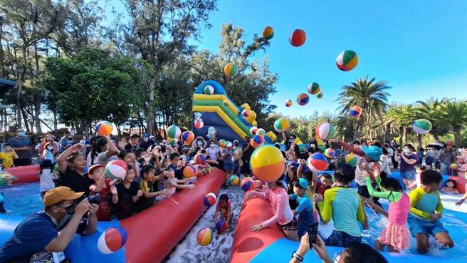 今年「2022云西海洋音乐祭」结合音乐祭活动及海洋游憩体验，吸引10万人次一游。（云林县府文观处提供）