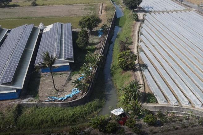 台南市水利局指出，市长黄伟哲上任后积极争取经费整治后镇排水，获中央补助办理「后镇排水上游护岸应急改善工程」，工程已开工，预计拓宽河道并施作护岸长度约200公尺，预定2023年1月底前完工，将可有效强化区域防洪能力，保护聚落远离淹水风险。
（图/ 中央社）