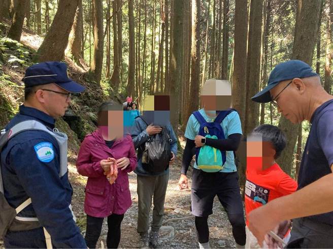 保7总队第5大队观雾小队员警会同雪管处及新竹林管处人员护送受伤游客。（保7总队第5大队提供／谢明俊苗栗传真）