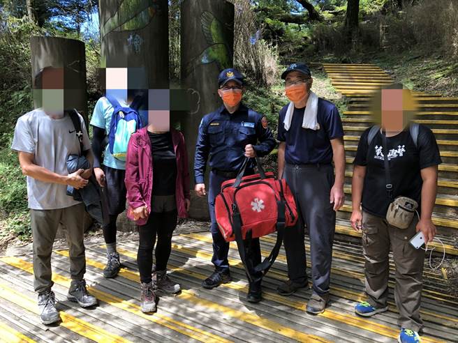 保7总队第5大队观雾小队员警会同雪管处及新竹林管处人员护送受伤游客。（保7总队第5大队提供／谢明俊苗栗传真）