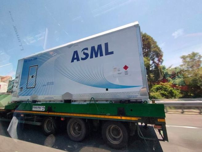 网友开车北上遇到一台货车，爸爸笑说像是流动厕所。（图／翻摄自爆废公社）