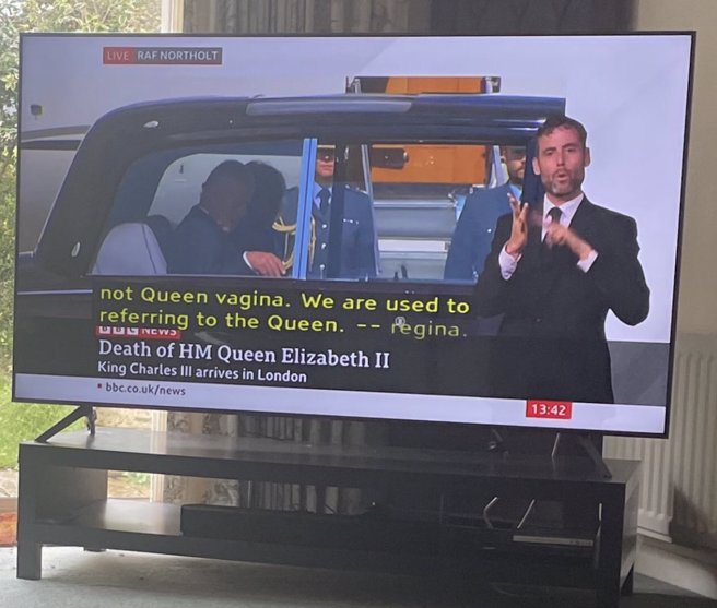 推特有网友贴出BBC字幕将女王误植成「vagina」（阴道）。(图/截自推特)