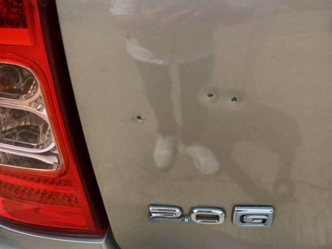 经查是候选人侄儿间长期不睦引发纠纷，与选举无关，并在现场发现7处弹孔，都集中在自小客车上，另外现场拾获3颗BB弹，讯后将涉案杨男移送彰化地检署侦办。(民眾提供／吴建辉彰化传真)