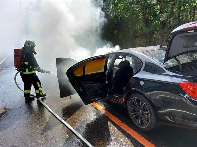 国道1号南下154公里，10日下午发生一部BMW轿车火烧车意外，全车烧毁，幸无人伤亡。（读者提供／谢明俊苗栗传真）