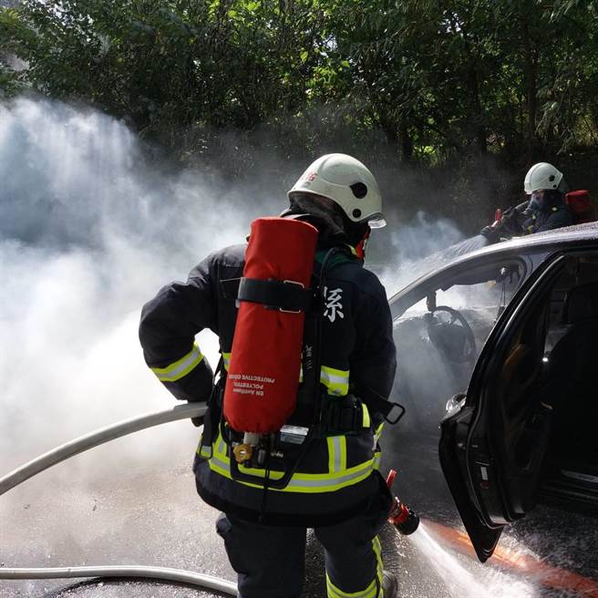 国道1号南下154公里，10日下午发生一部BMW轿车火烧车意外，全车烧毁，幸无人伤亡。（读者提供／谢明俊苗栗传真）