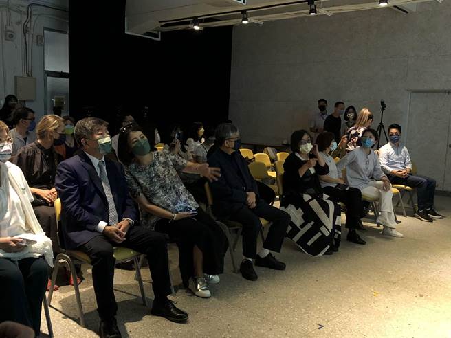 台湾视觉艺术协会举办「台湾当代一年展」开幕式，国民党台北市长参选人蒋万安（前排右一）、民进党台北市长参选人陈时中（前排左一）、无党籍台北市长参选人黄珊珊（前排右二）皆出席，三人席次各隔一段距离。（张芷瑜摄）