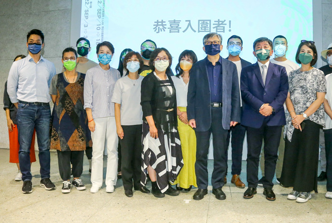 台湾视觉艺术协会「2022台湾当代一年展」虚实整合双展场10日举行开幕记者会，台北市长参选人陈时中（右二）、蒋万安（左）、黄珊珊（左三）受邀出席，并与其他到场贵宾合影。（粘耿豪摄）