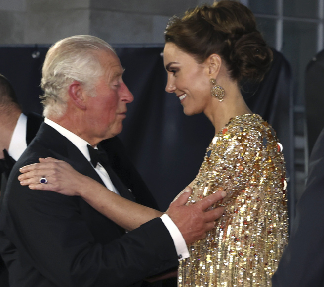 (左)查尔斯在发表电视谈话时证实，儿子威廉的新身分「威尔斯亲王」(Prince of Wales)，以及他的(右)妻子凯特王妃（Kate Middleton）将成为「威尔斯王妃」（Princess of Wales）。(图/美联社)    。