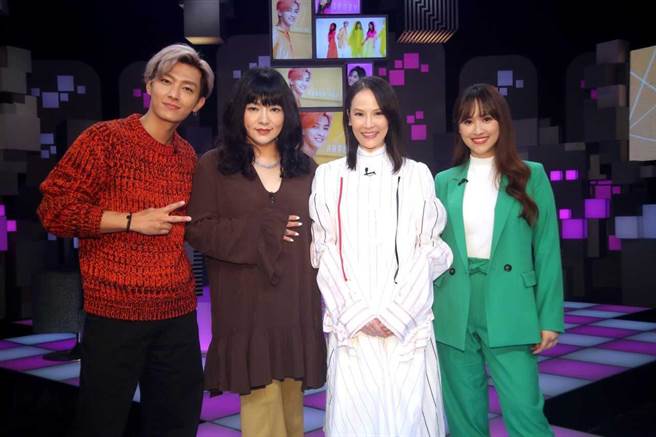 楊乃文（右二）上炎亞綸（左一起）、唐綺陽、吳姍儒主持的《36題愛上你》分享自己的創作心路。（公視提供）