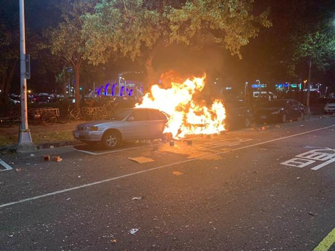 路旁2辆车辆突然起火。（翻摄照片／高雄洪靖宜传真）